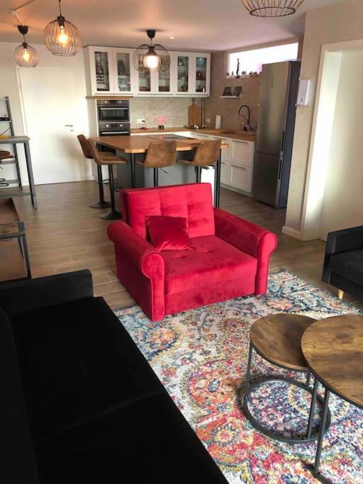 Stylisches Maybach Appartement Mit Terrasse Fuer 5 Personen, 5 Betten, Grosse Kochinsel, Homeoffice Mit 250Mbit Wlan Aidlingen Eksteriør bilde